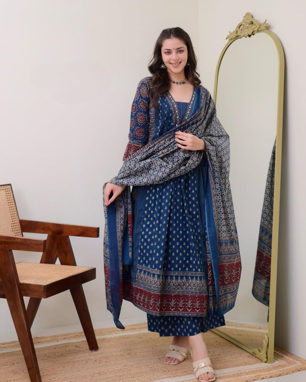 Featuring beautiful Heavy Suit Set which is beautifully decorated with handwork weaving and prints. (WARED431)