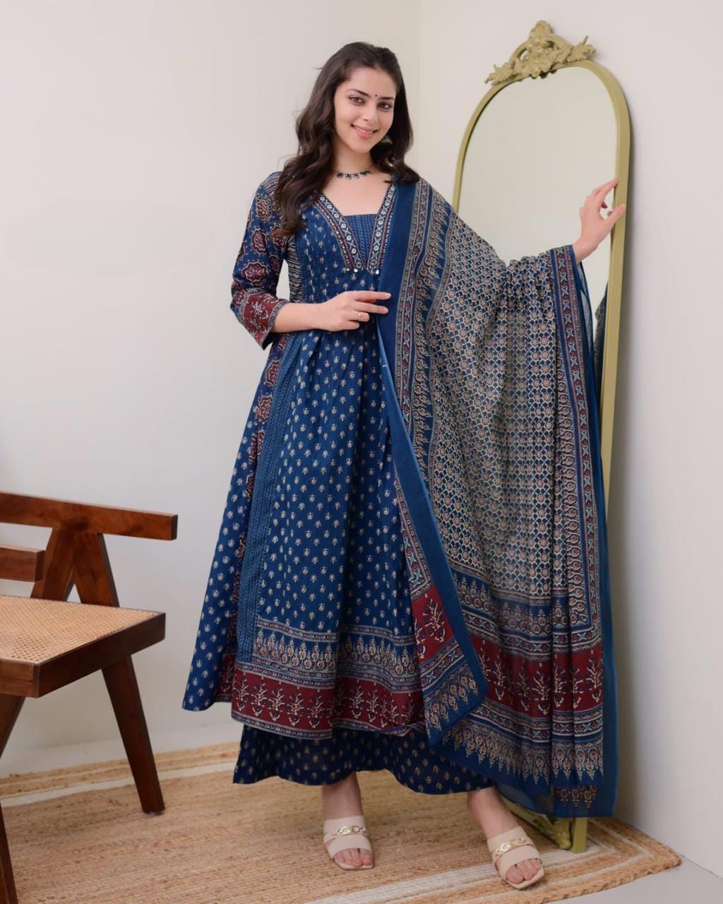 Featuring beautiful Heavy Suit Set which is beautifully decorated with handwork weaving and prints. (WARED431)