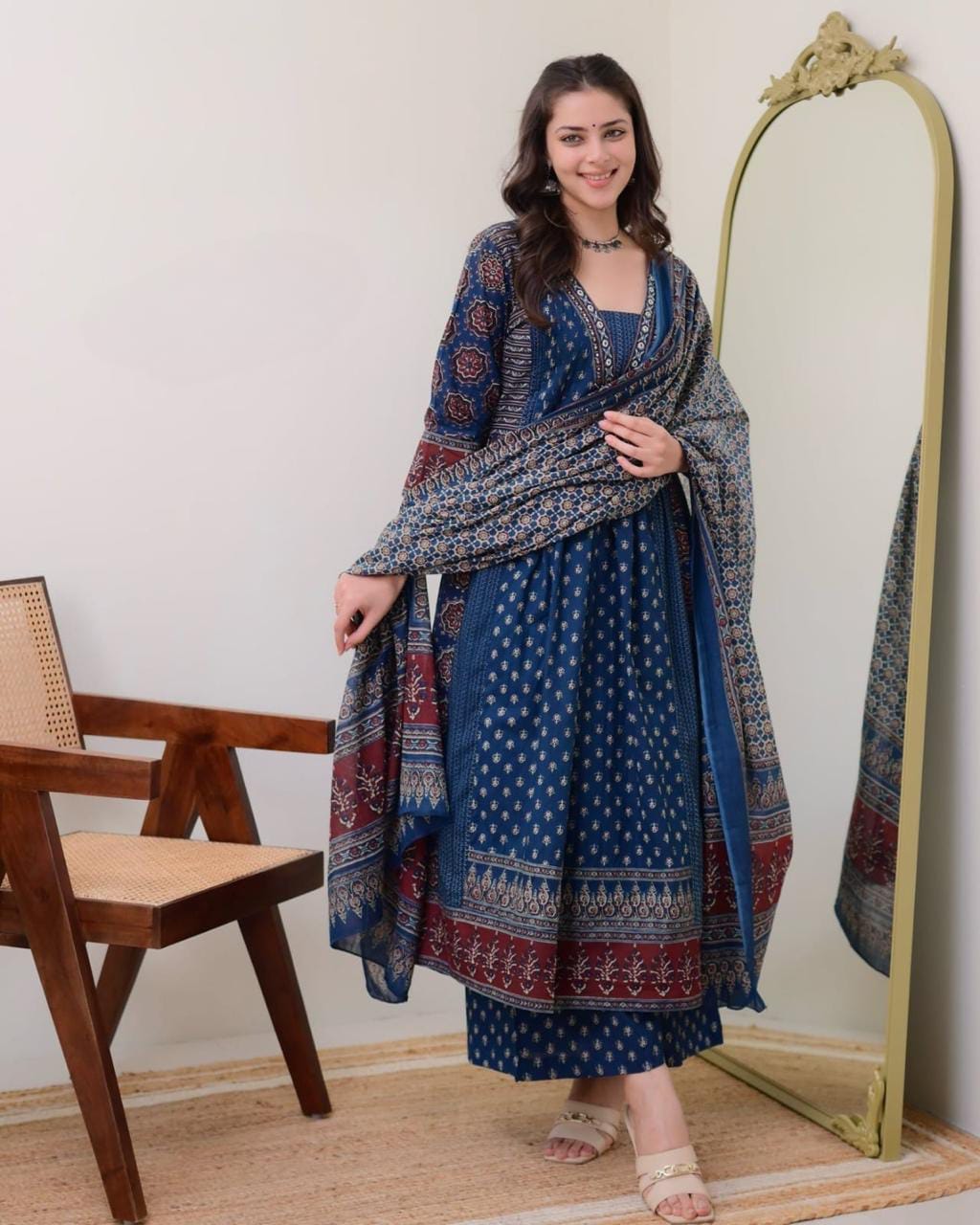 Featuring beautiful Heavy Suit Set which is beautifully decorated with handwork weaving and prints. (WARED431)