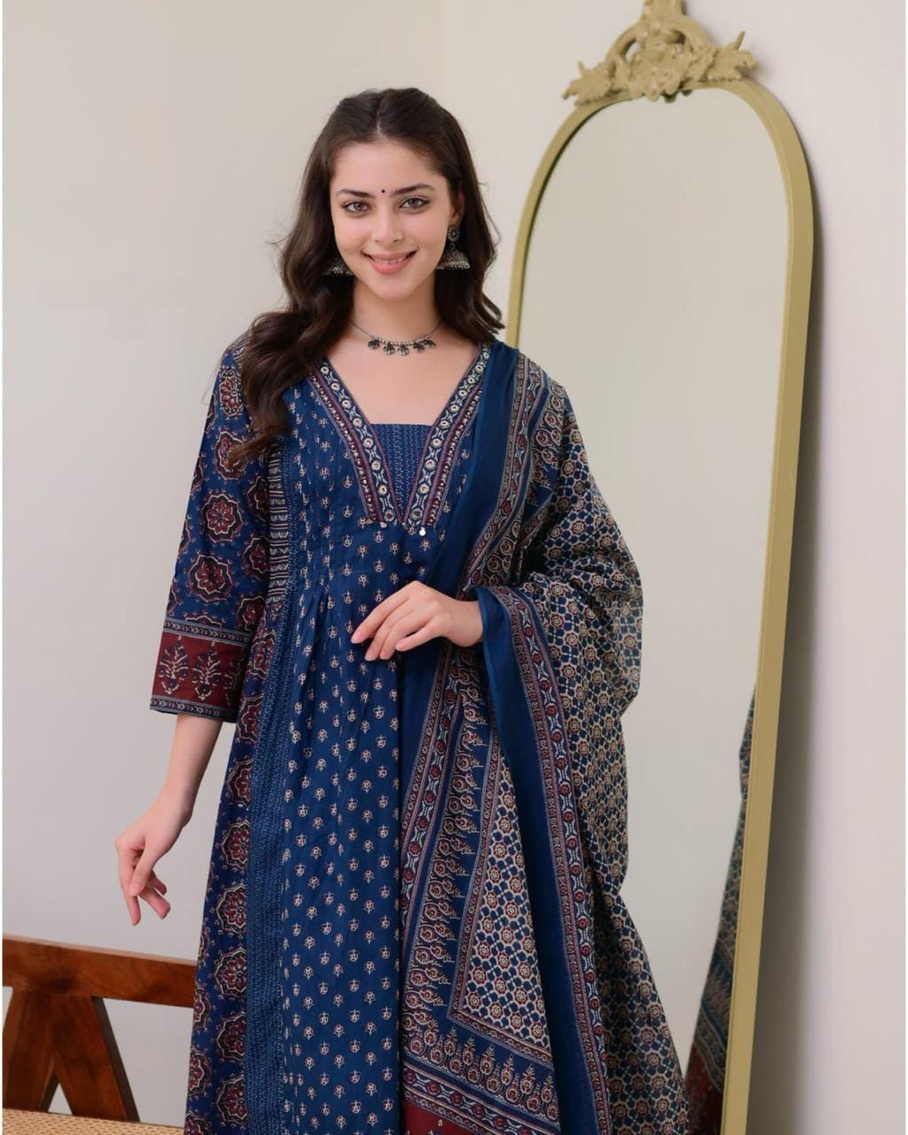 Featuring beautiful Heavy Suit Set which is beautifully decorated with handwork weaving and prints. (WARED431)