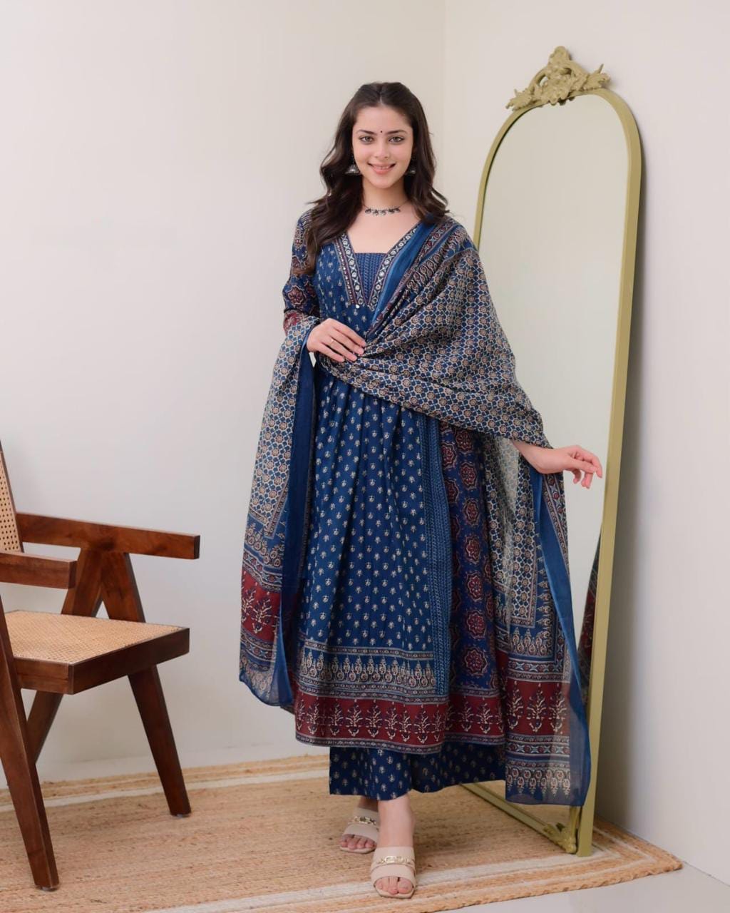 Featuring beautiful Heavy Suit Set which is beautifully decorated with handwork weaving and prints. (WARED431)