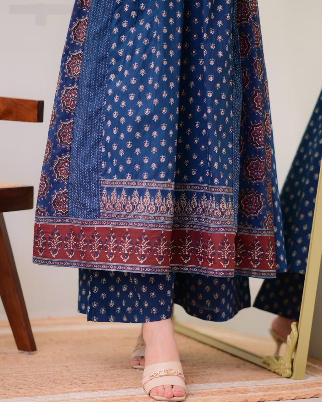 Featuring beautiful Heavy Suit Set which is beautifully decorated with handwork weaving and prints. (WARED431)