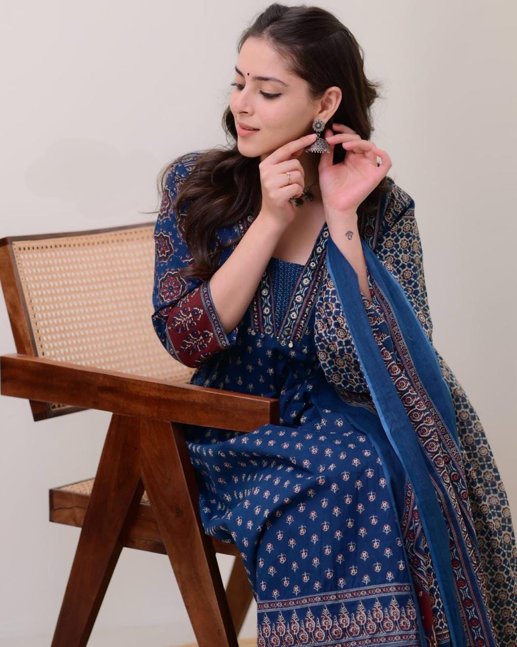 Featuring beautiful Heavy Suit Set which is beautifully decorated with handwork weaving and prints. (WARED431)