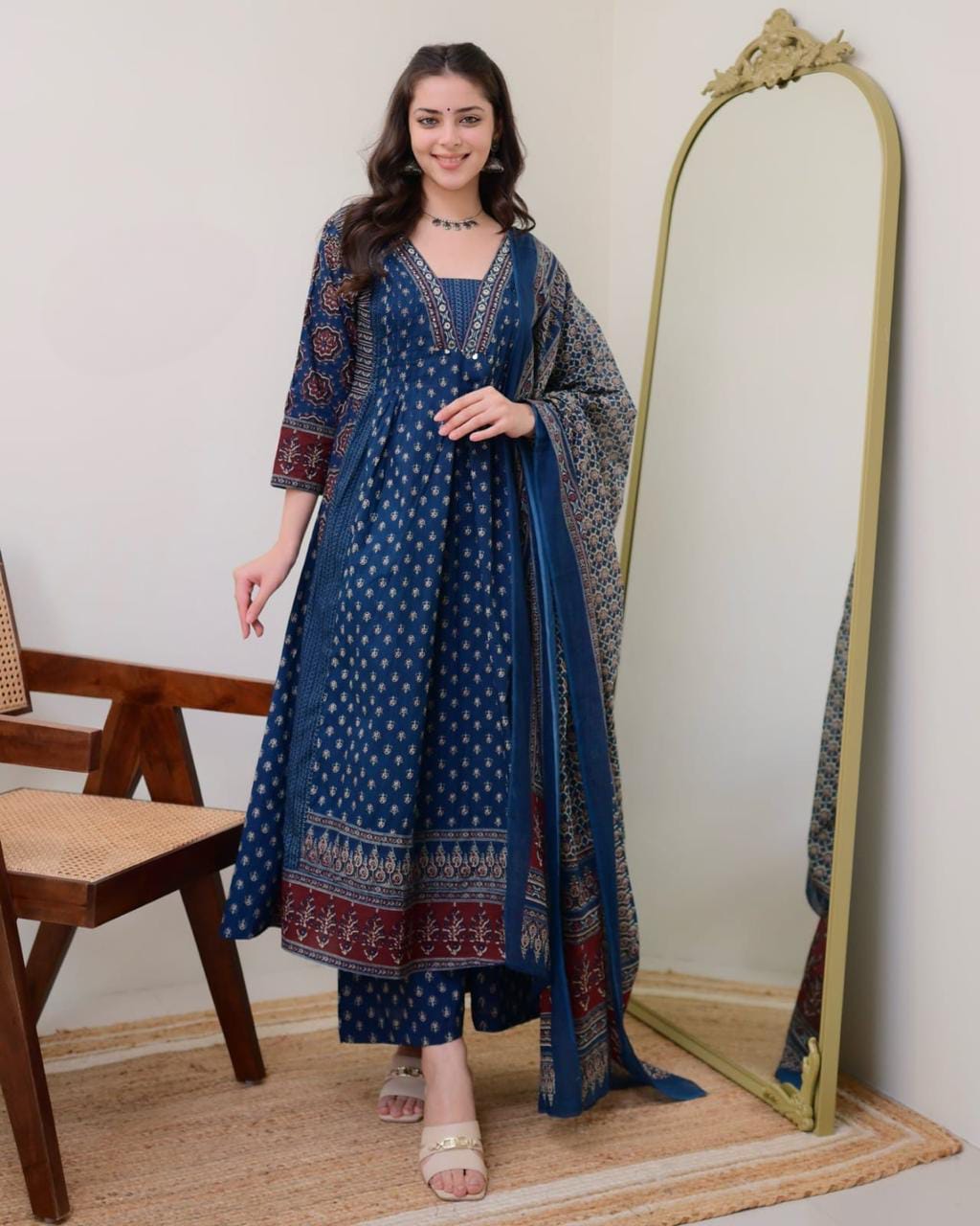 Featuring beautiful Heavy Suit Set which is beautifully decorated with handwork weaving and prints. (WARED431)