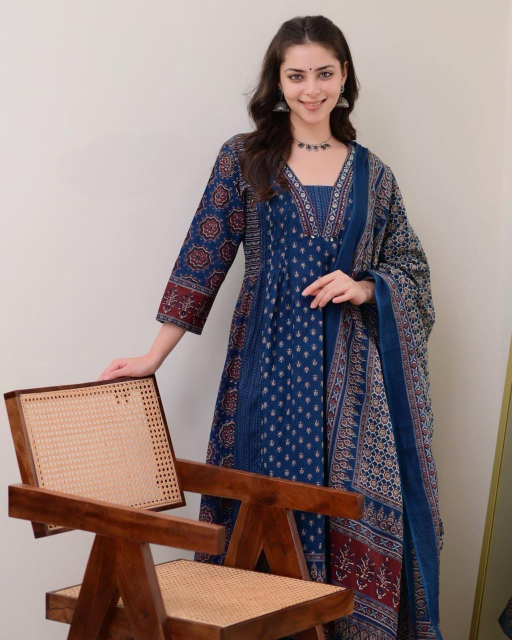 Featuring beautiful Heavy Suit Set which is beautifully decorated with handwork weaving and prints. (WARED431)