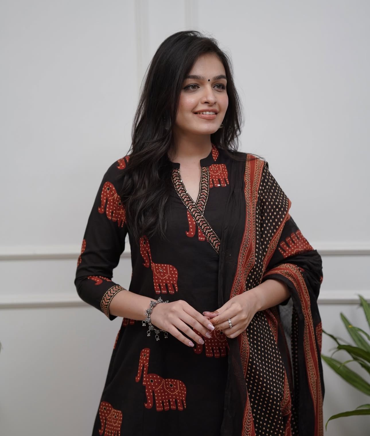 Featuring beautiful Heavy Suit Set which is beautifully decorated with handwork weaving and prints. It i paired with matching pants and dupatta. (WARED441)