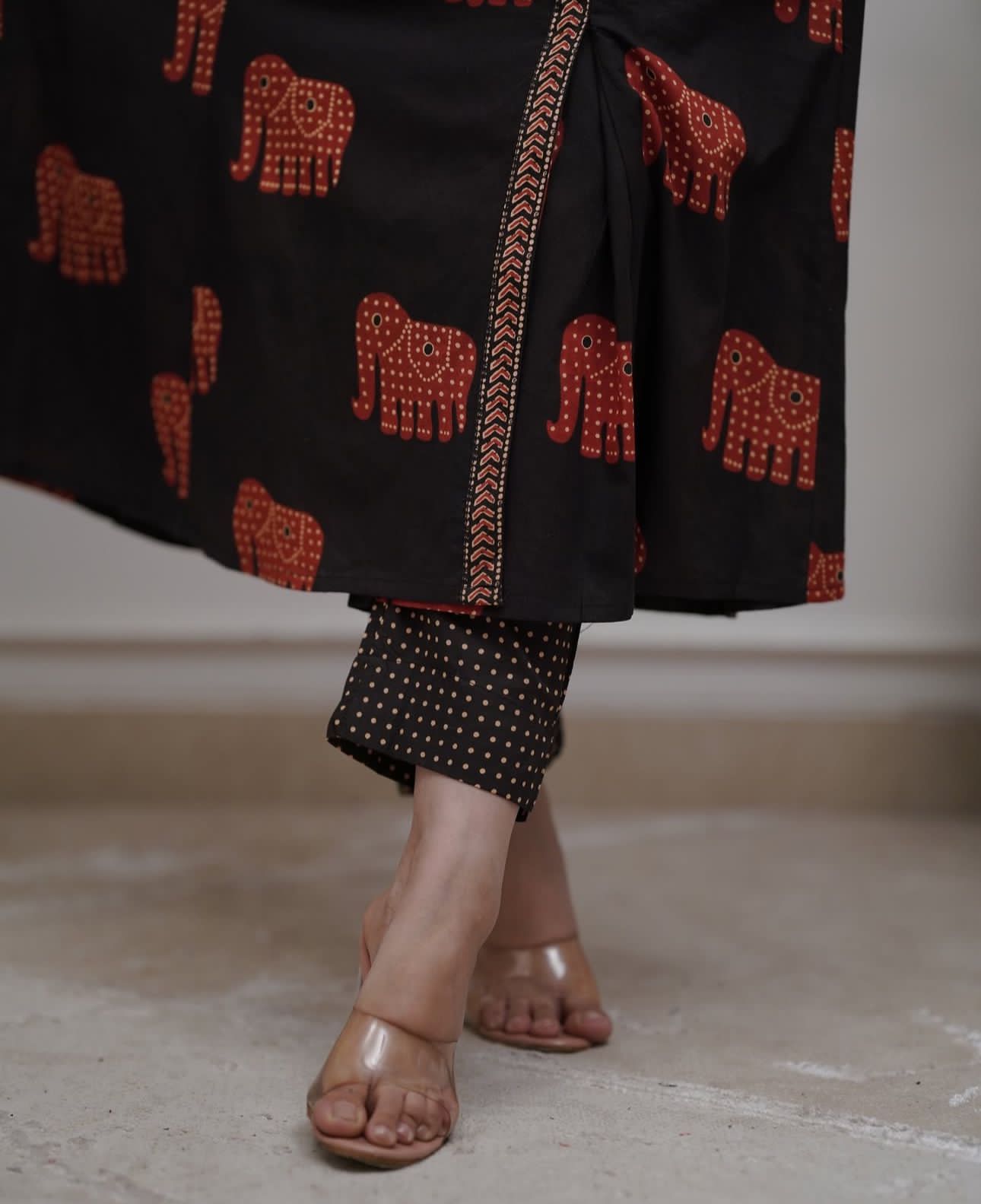 Featuring beautiful Heavy Suit Set which is beautifully decorated with handwork weaving and prints. It i paired with matching pants and dupatta. (WARED441)