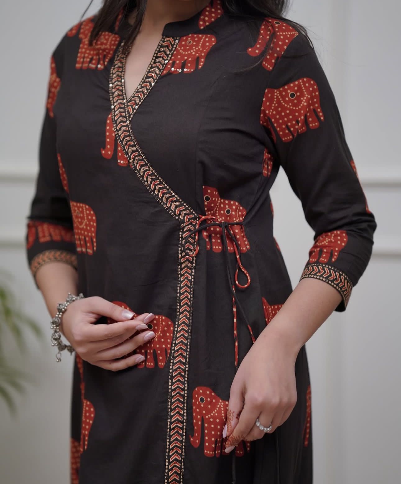 Featuring beautiful Heavy Suit Set which is beautifully decorated with handwork weaving and prints. It i paired with matching pants and dupatta. (WARED441)