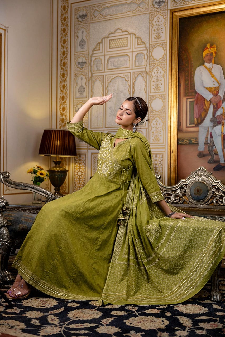 Trending Styling in Famous Floral Embroidery(WARED443)