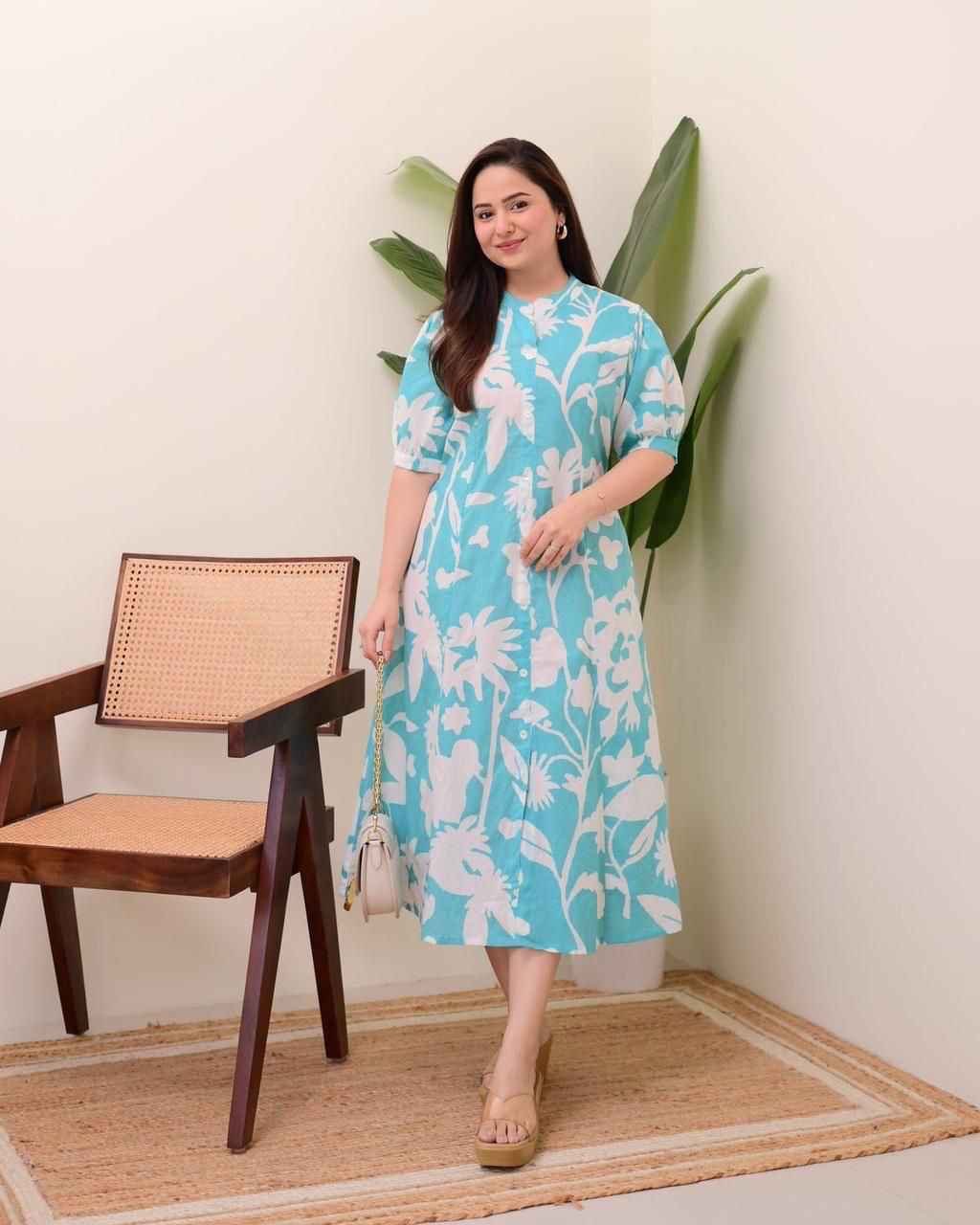 It is decorated with beautiful buttons and amazing floral prints.(WACD133)