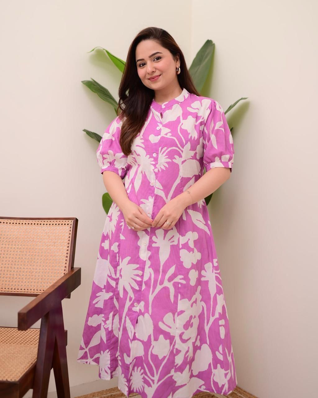It is decorated with beautiful buttons and amazing floral prints.(WACD135)