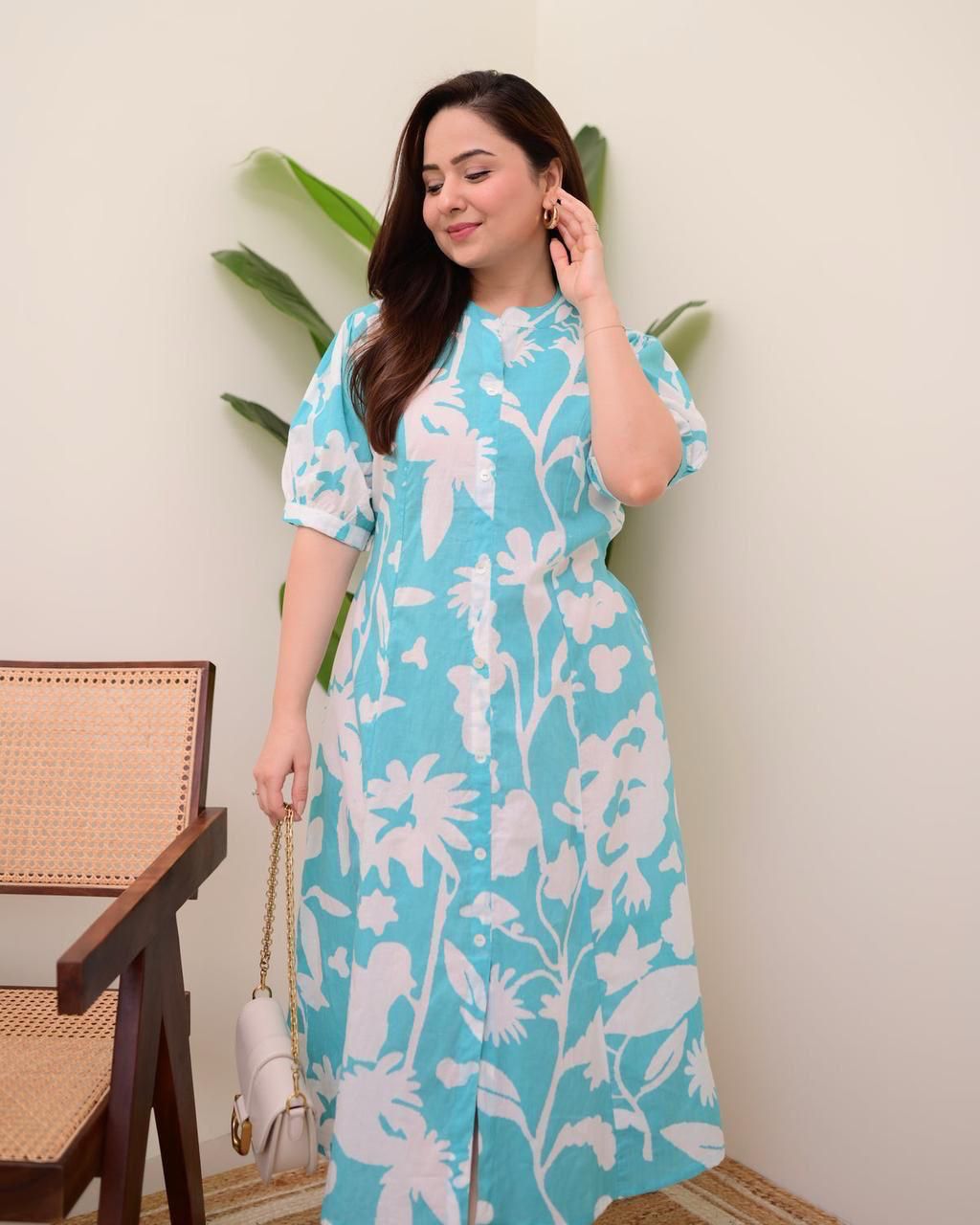 It is decorated with beautiful buttons and amazing floral prints.(WACD133)