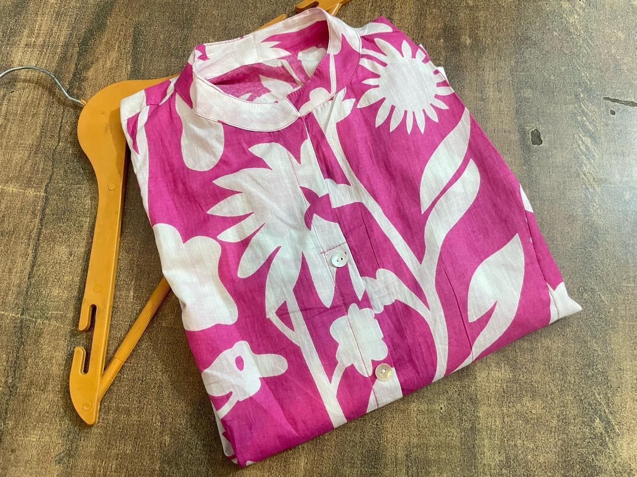 It is decorated with beautiful buttons and amazing floral prints.(WACD135)