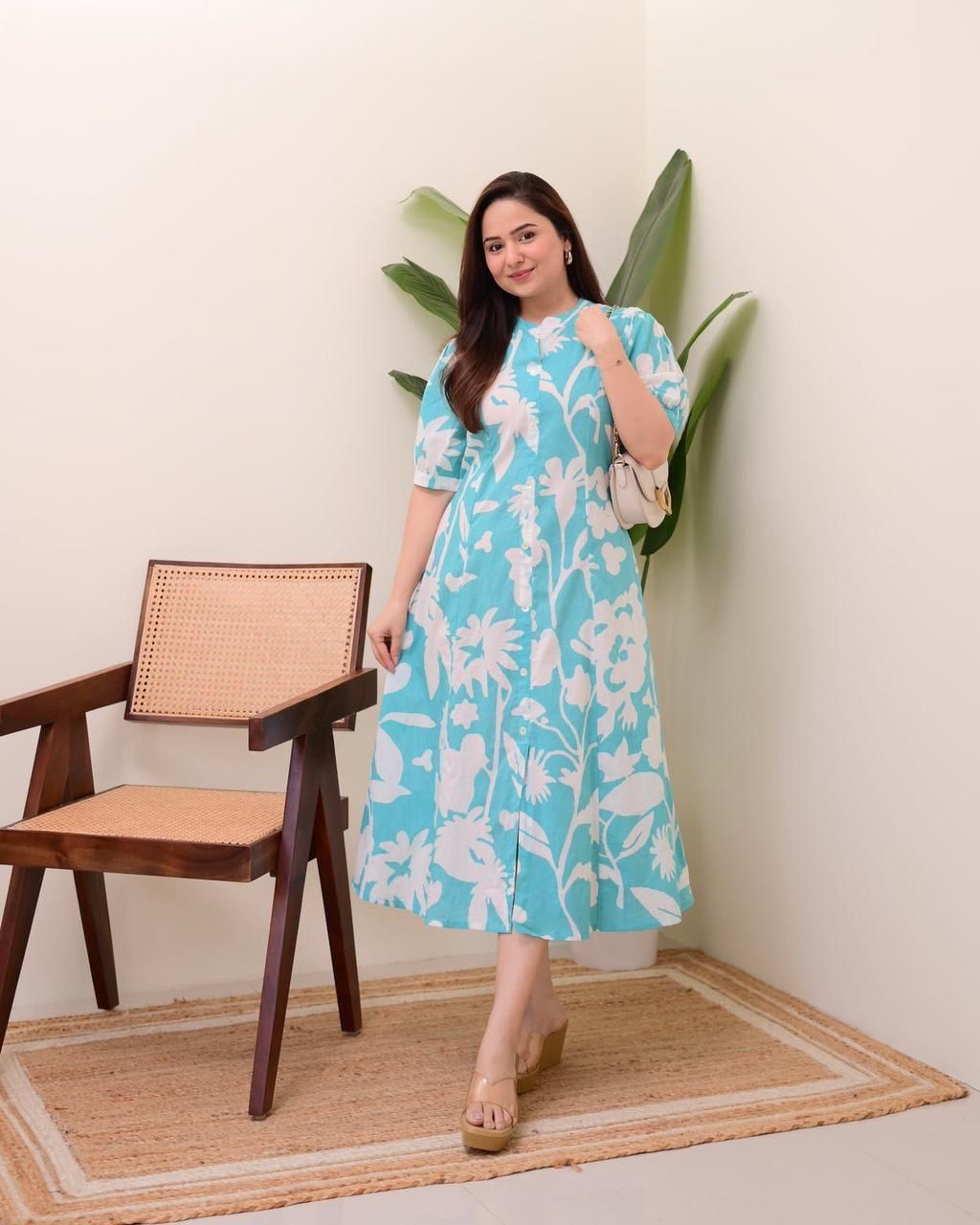 It is decorated with beautiful buttons and amazing floral prints.(WACD133)