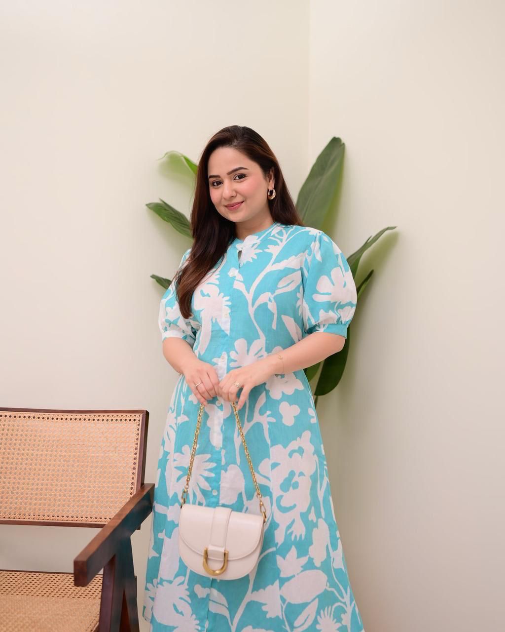 It is decorated with beautiful buttons and amazing floral prints.(WACD133)
