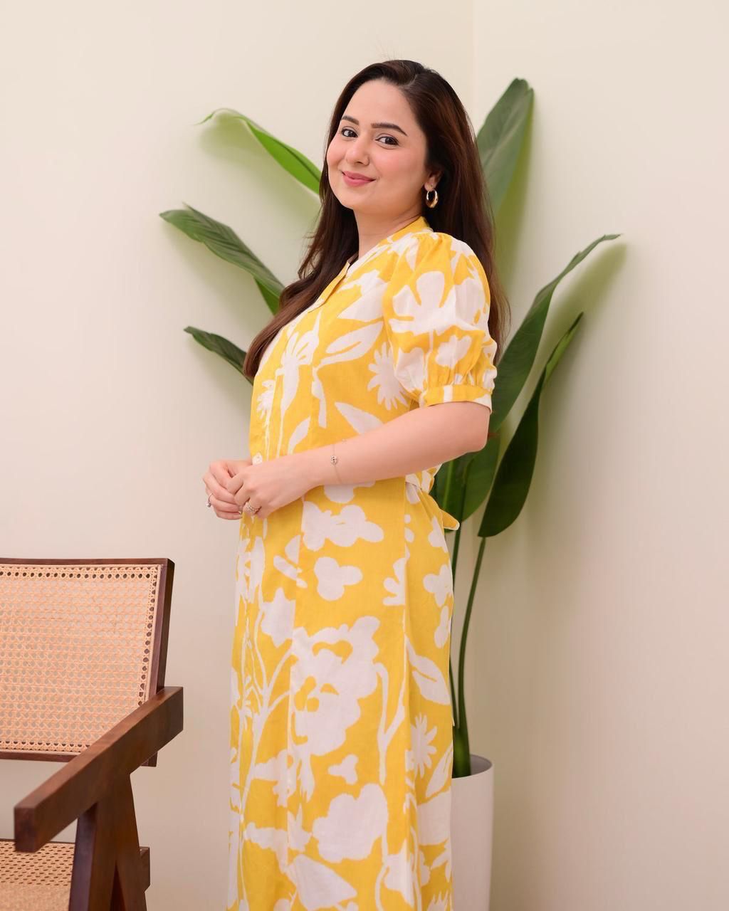 It is decorated with beautiful buttons and amazing floral prints.(WACD134)