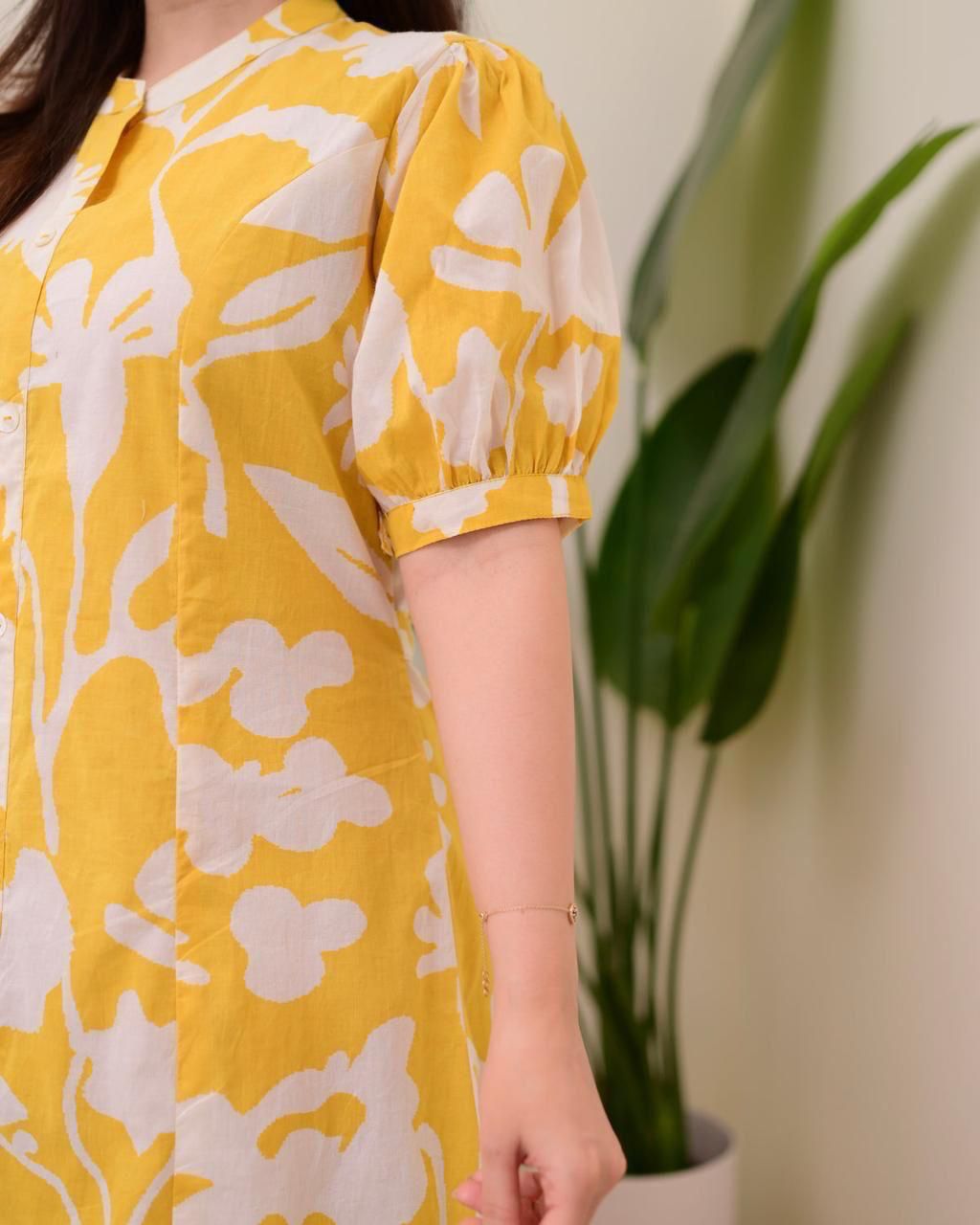 It is decorated with beautiful buttons and amazing floral prints.(WACD134)