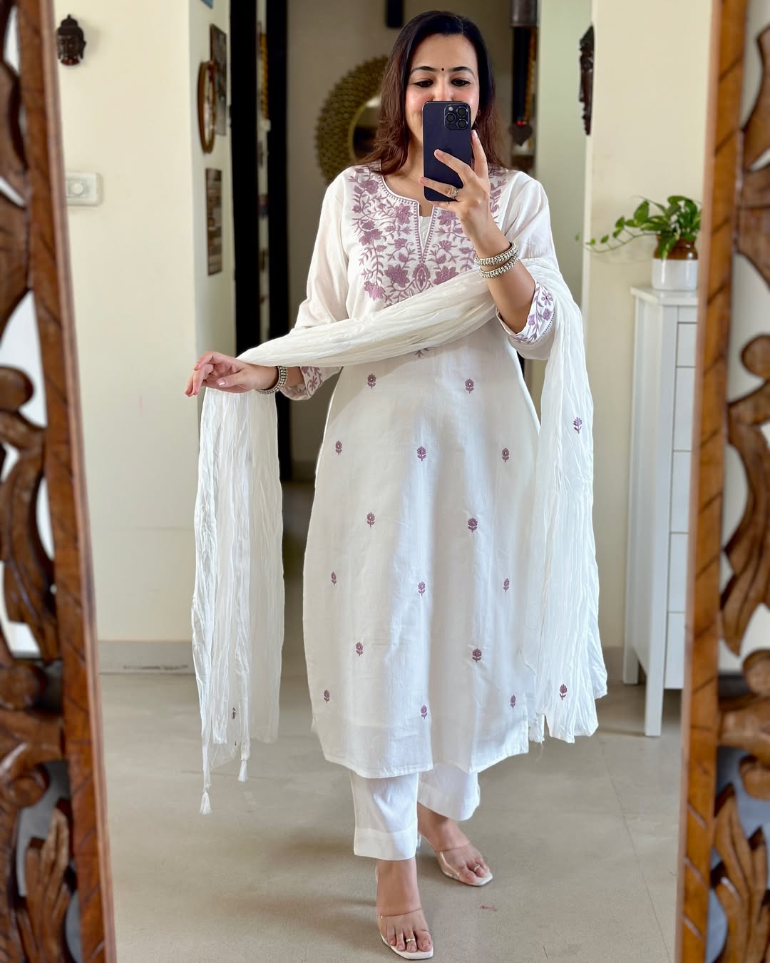 White ishq perfect for all type occasion (WARED485)