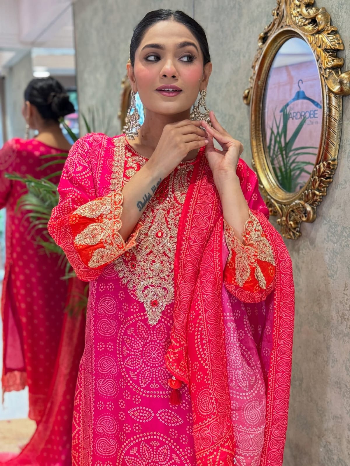 * LONCHING ĐĚSIGNER PARTY WEAR TOP AND BOTAM . WITH FANCY DUPPATA AND EMBROIDERY WORK*