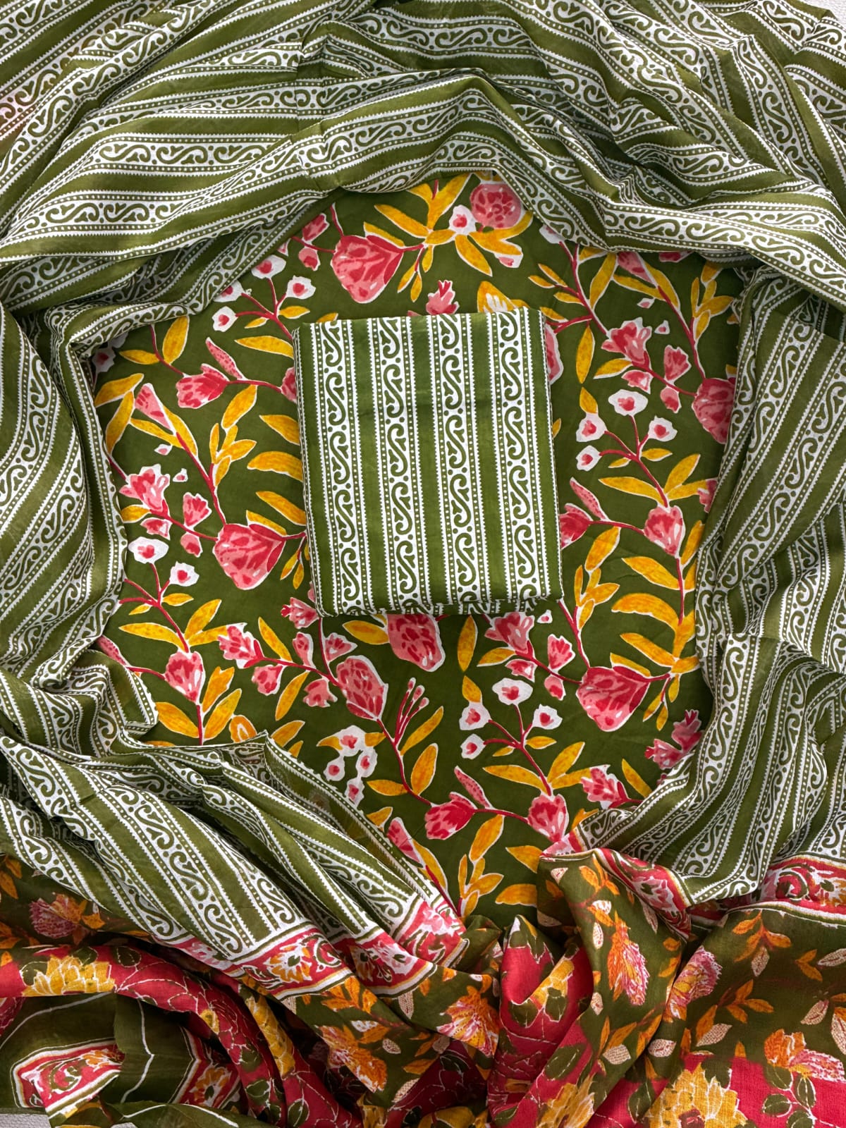 ELEGANT HAND BLOCK PRINT COTTON SUIT SET WITH MULMUL DUPATTA(WACOTMU43)