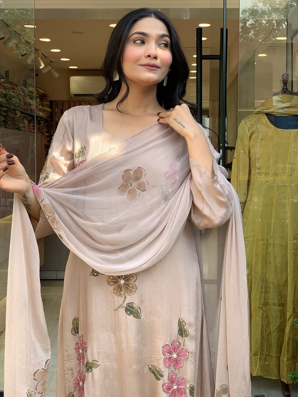 Featuring beautiful Heavy Set which is beautifully decorated All over Handwork🪡on suit and digital print. (RRRD04)