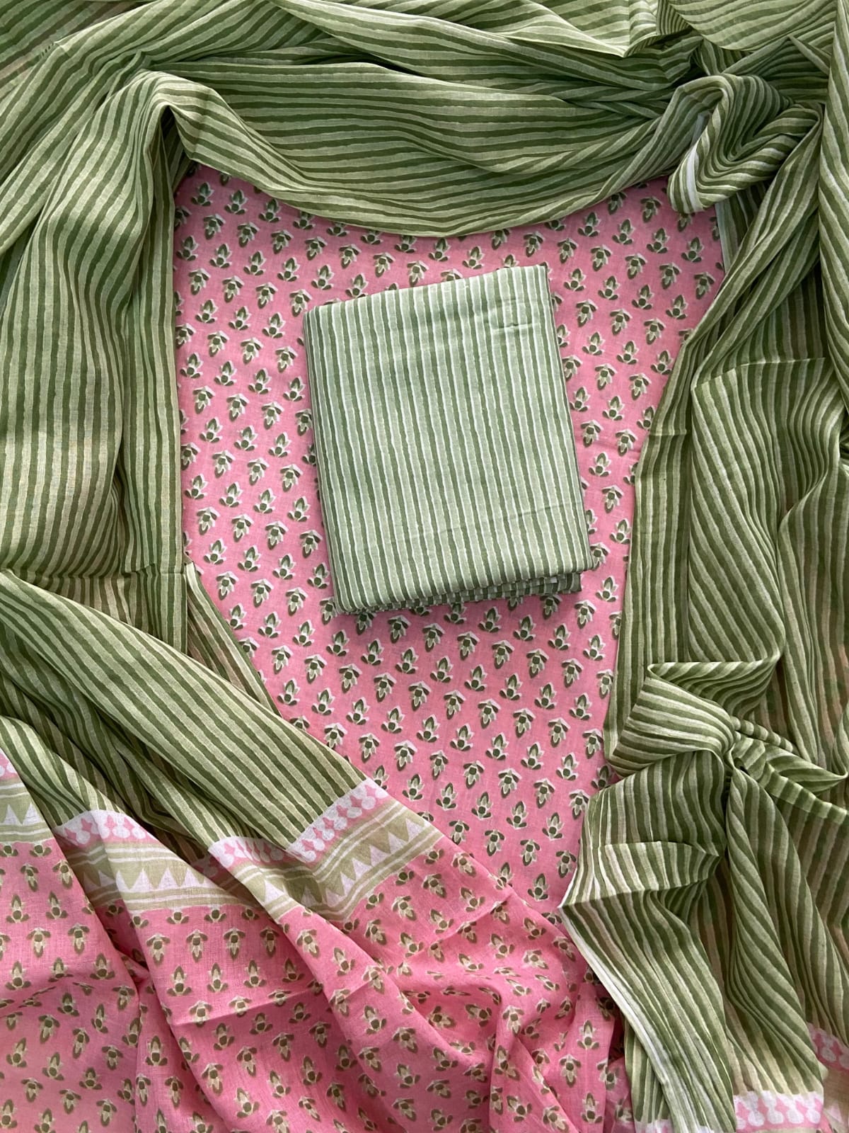 ELEGANT HAND BLOCK PRINT COTTON SUIT SET WITH MULMUL DUPATTA(WACOTMU05)