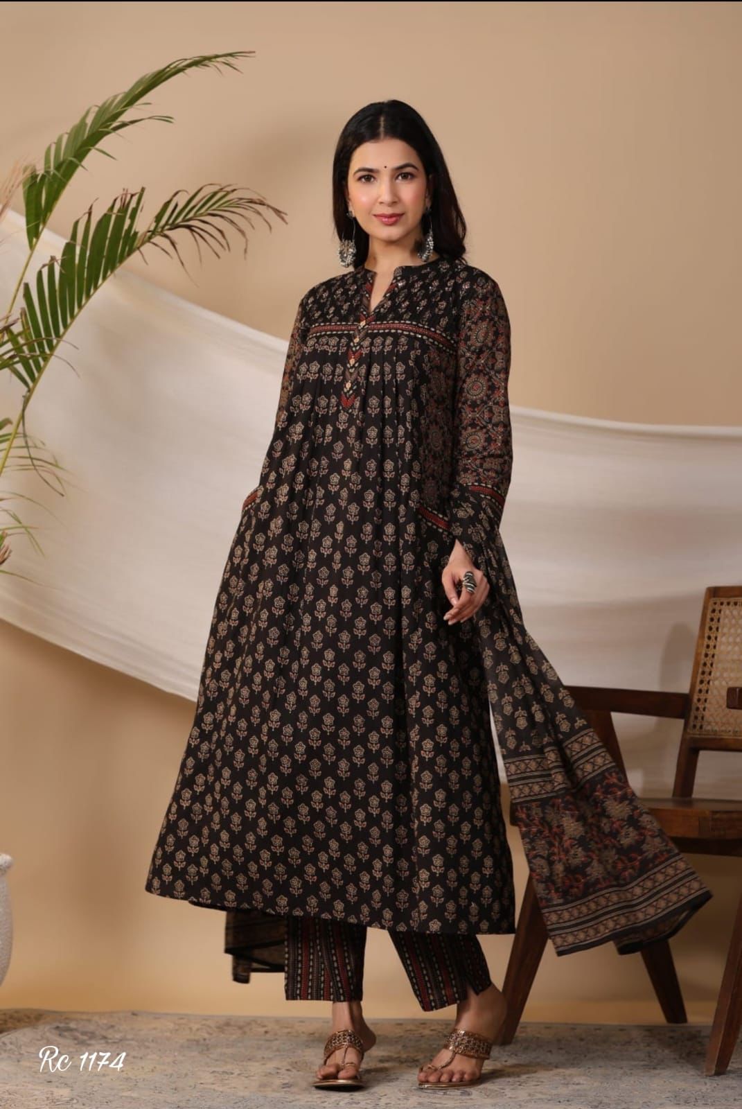 Look straight out of a dreMakes an enticing appearance at traditional events by wearing this handloom cotton kurta pant and khadi silk Dupatta set(WARED06)