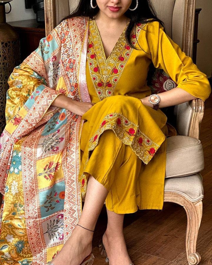 Kurta with hand with Embroidery work detailing on women's printed cotton kurta pant or dupatta set(NFRD461)