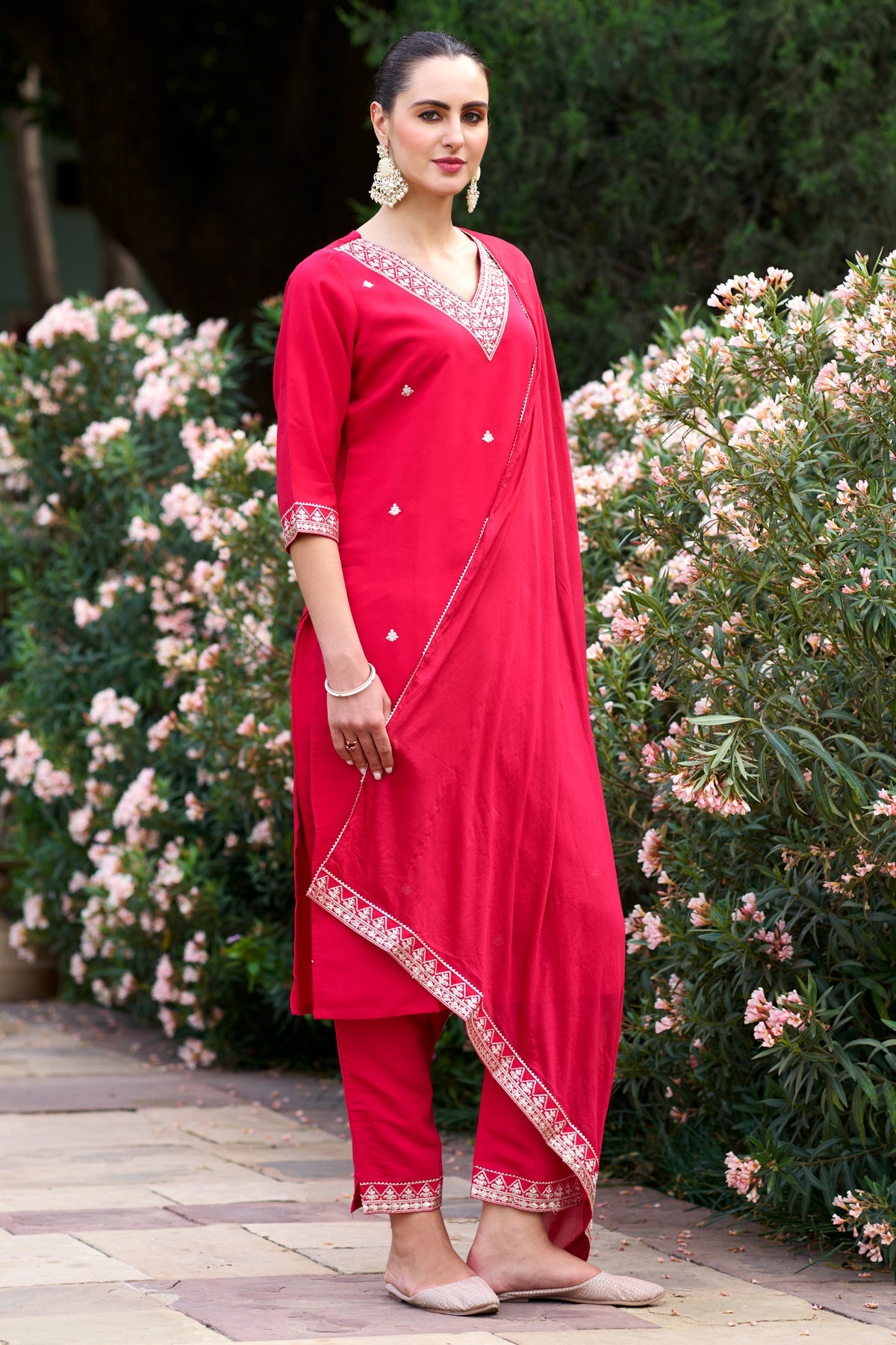Kurta with hand with Embroidery work detailing on women's printed cotton kurta pant or dupatta set(NFRD468)