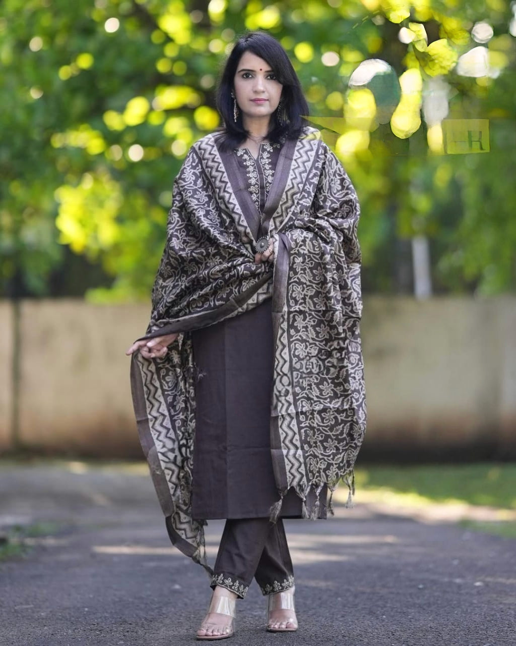 LOOK UR BEST THIS FESTIVE SEASON IN OUR CLASSY AARI EMBROIDERY HANDLOOM SET WITH KHADI SILK KANTHA PRINT DUPATTA(WARED309)