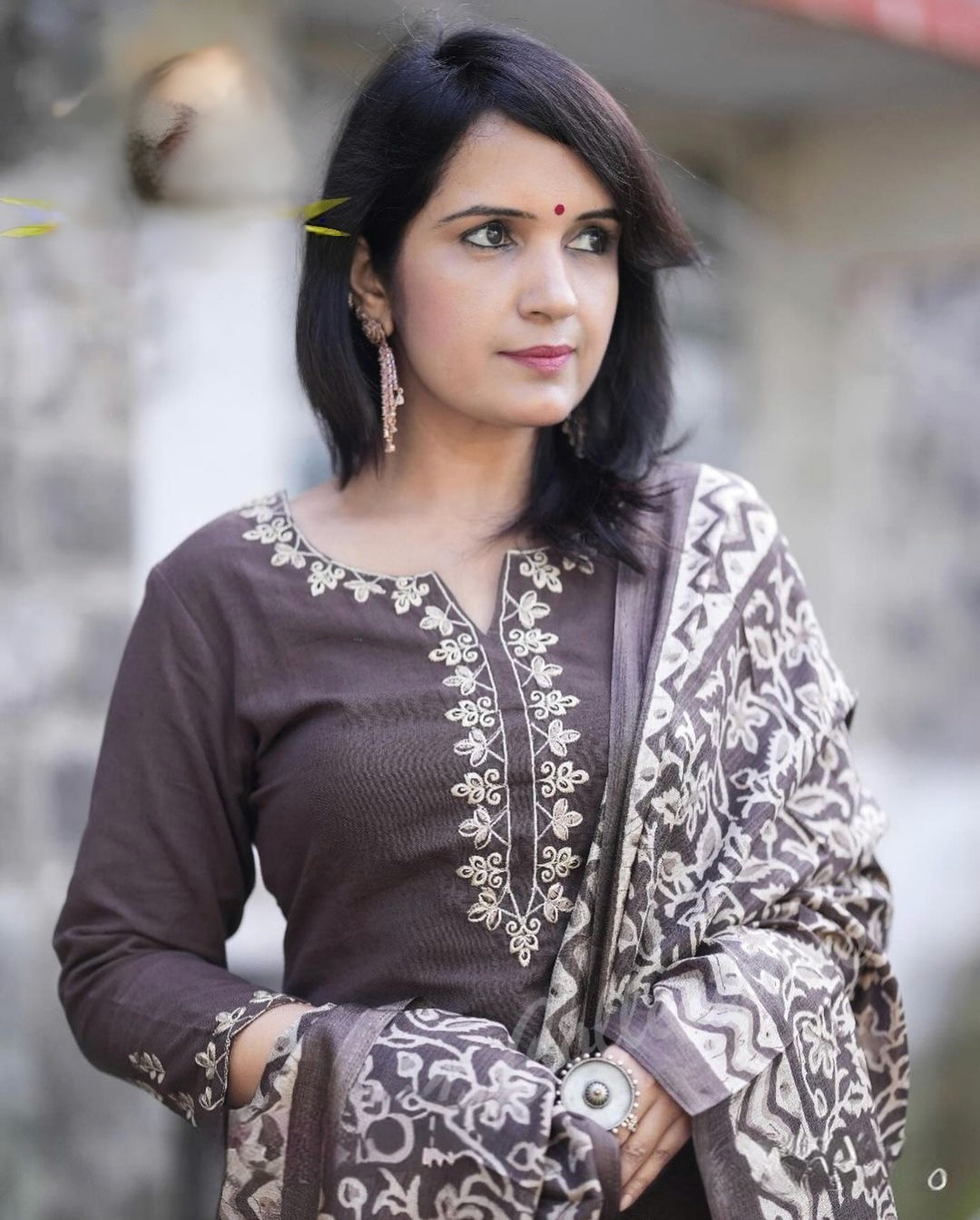 LOOK UR BEST THIS FESTIVE SEASON IN OUR CLASSY AARI EMBROIDERY HANDLOOM SET WITH KHADI SILK KANTHA PRINT DUPATTA(WARED309)