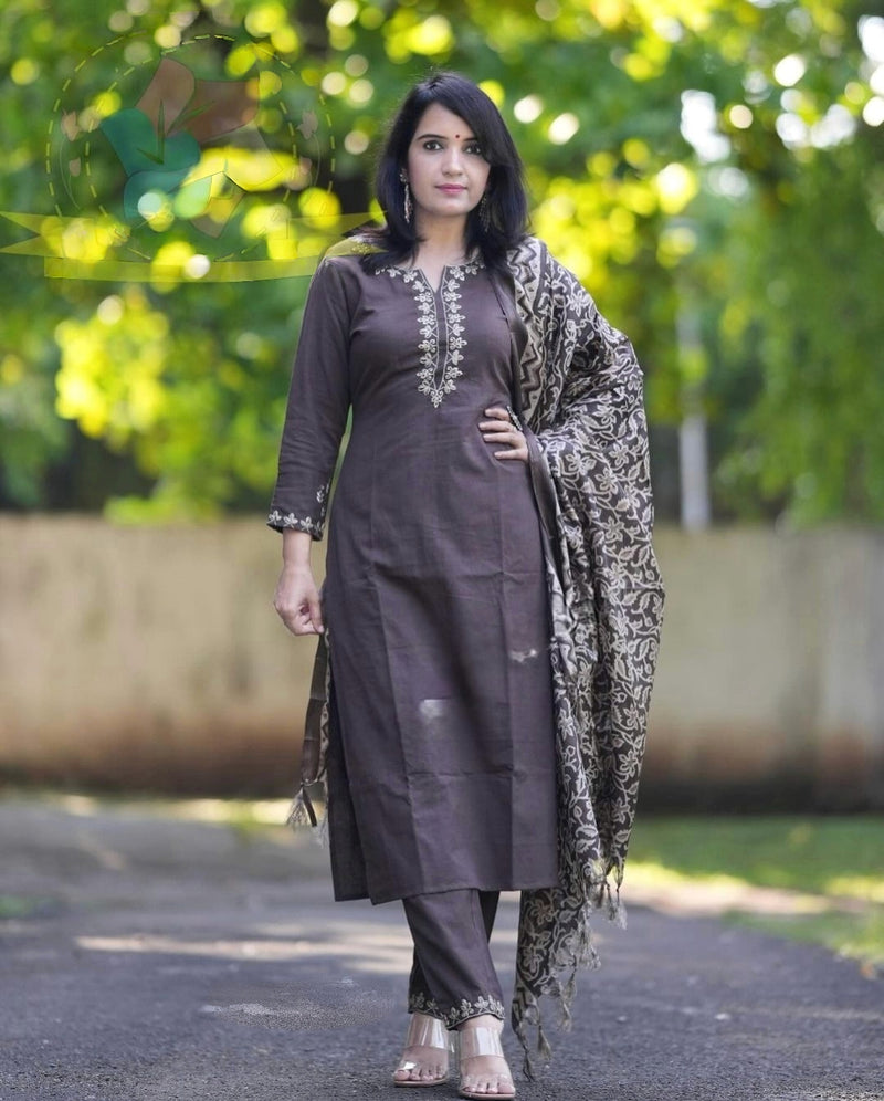 LOOK UR BEST THIS FESTIVE SEASON IN OUR CLASSY AARI EMBROIDERY HANDLOOM SET WITH KHADI SILK KANTHA PRINT DUPATTA