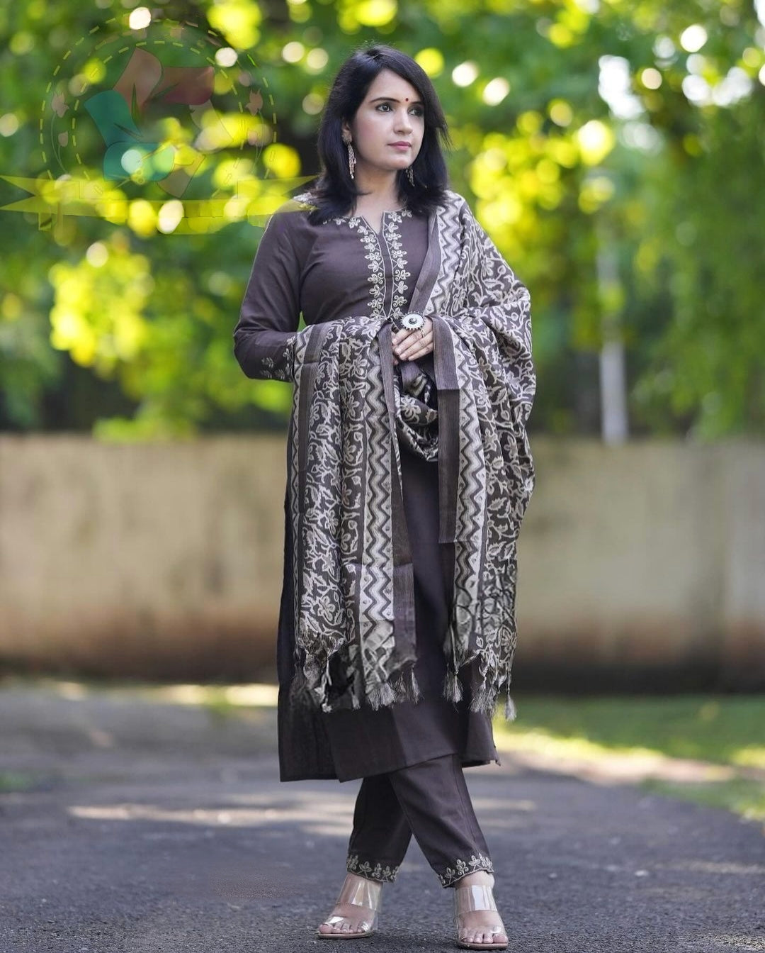 LOOK UR BEST THIS FESTIVE SEASON IN OUR CLASSY AARI EMBROIDERY HANDLOOM SET WITH KHADI SILK KANTHA PRINT DUPATTA(WARED309)