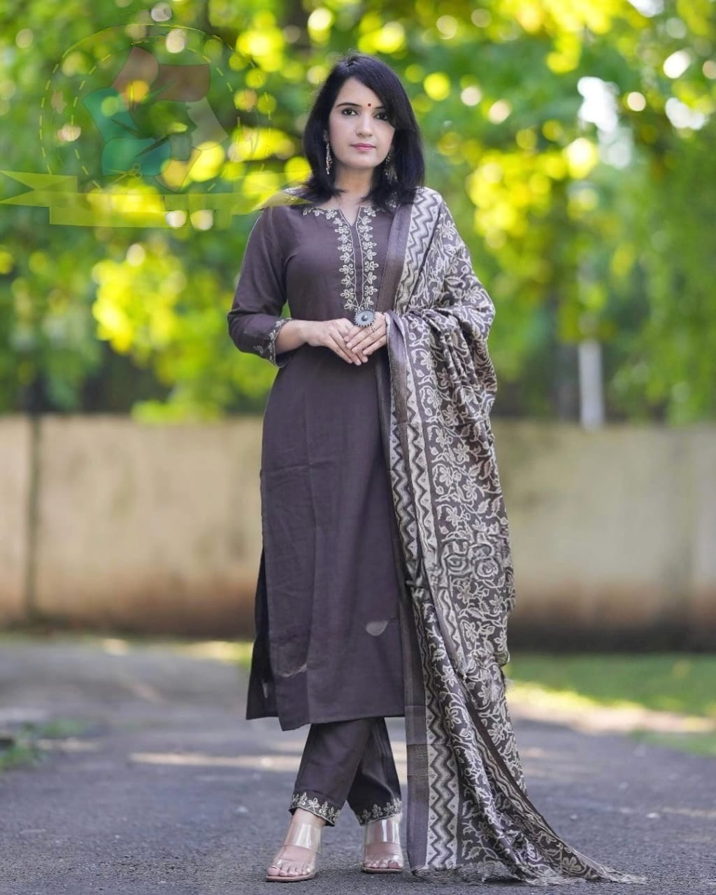LOOK UR BEST THIS FESTIVE SEASON IN OUR CLASSY AARI EMBROIDERY HANDLOOM SET WITH KHADI SILK KANTHA PRINT DUPATTA(WARED309)