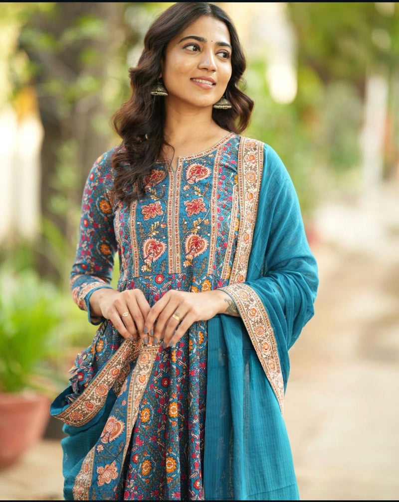 Look straight out of a dreamy movie set as you turn around and walk in this elegant flaired suit ! The perfect of traditional wear