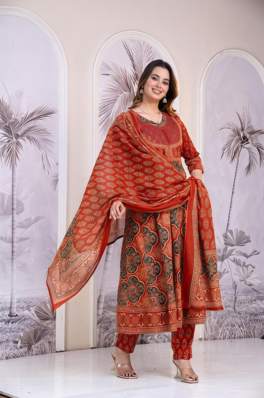 Featuring beautiful Heavy Set which is beautifully decorated All over Handwork🪡on suit and digital print. (SWRK05)