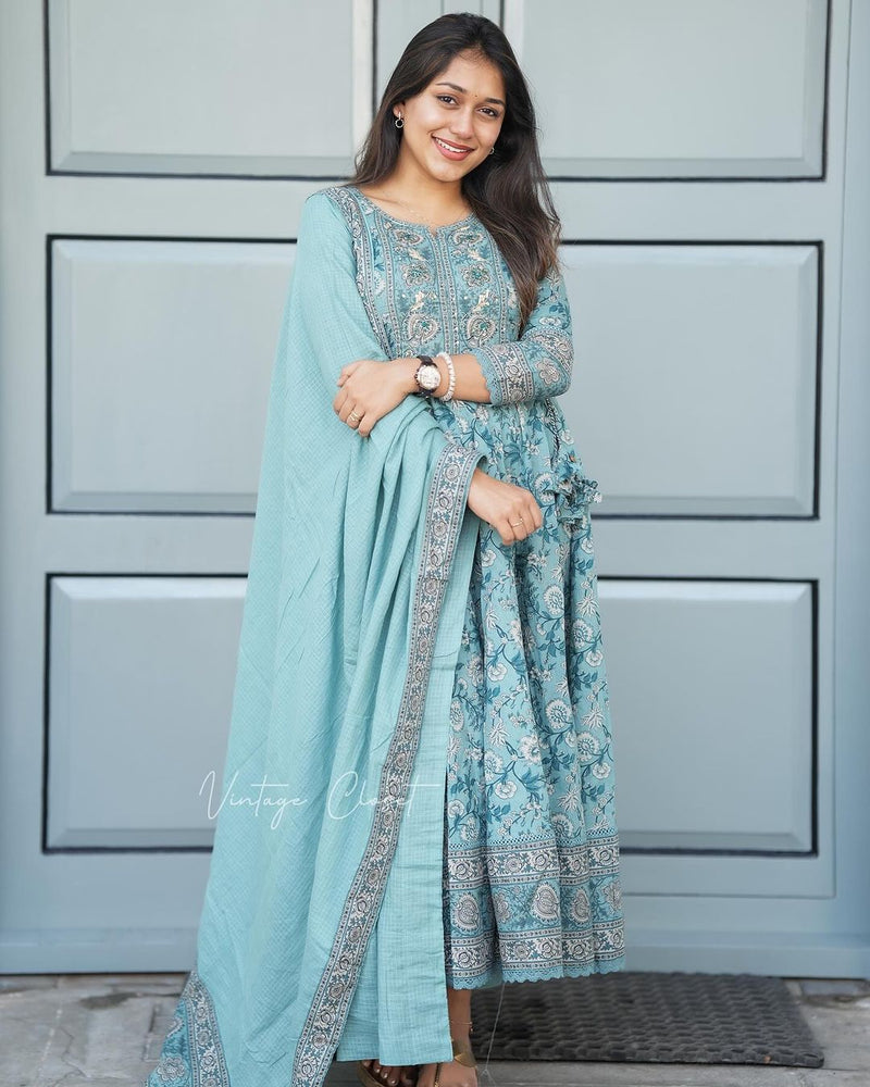 Look straight out of a dreamy movie set as you turn around and walk in this elegant flaired suit ! The perfect of traditional wear