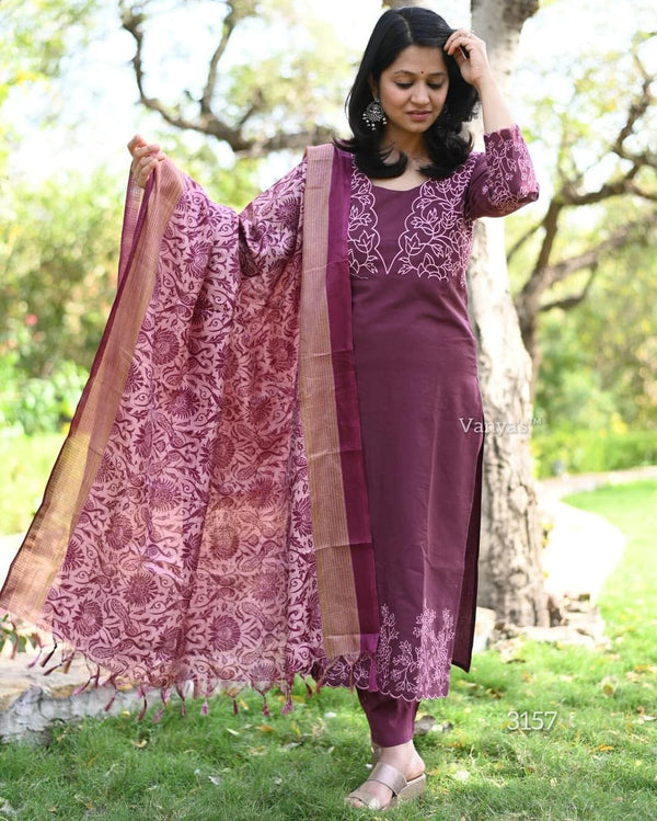 Makes an enticing appearance at traditional events by wearing this handloom cotton kurta pant and khadi silk Dupatta set.