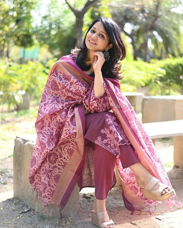 Makes an enticing appearance at traditional events by wearing this handloom cotton kurta pant and khadi silk Dupatta set.