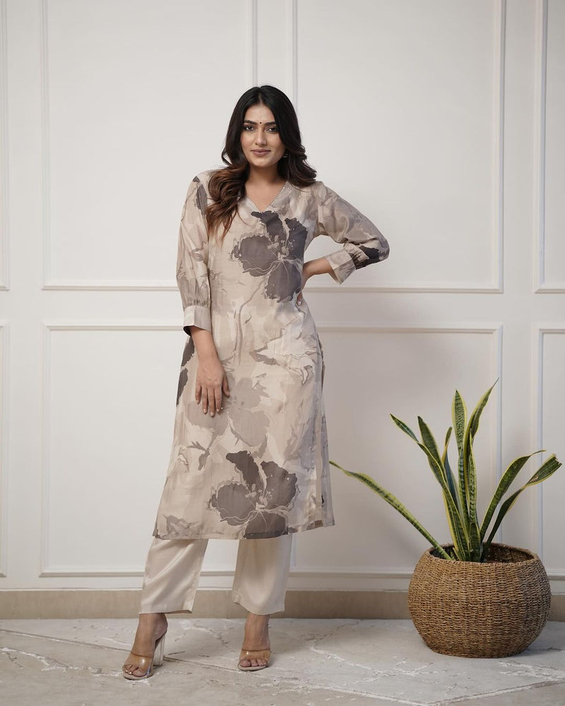 💃Enjoy New Floral Kurta Pant set with amazing lace Work ❤️