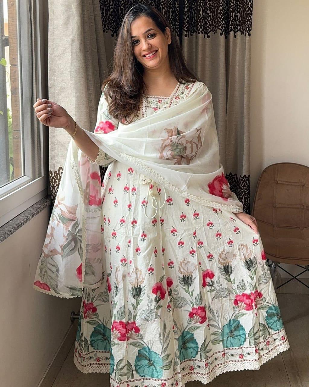 Look straight out of a dreamy movie set as you turn around and walk in this elegant flaired suit ! The perfect of traditional wear(WARED256)