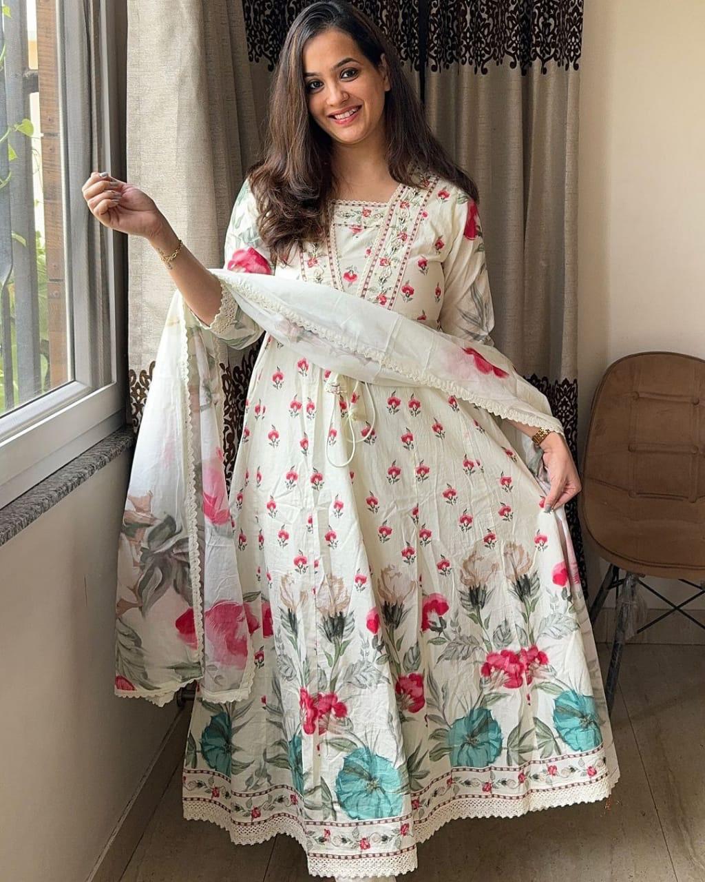 Look straight out of a dreamy movie set as you turn around and walk in this elegant flaired suit ! The perfect of traditional wear(WARED256)