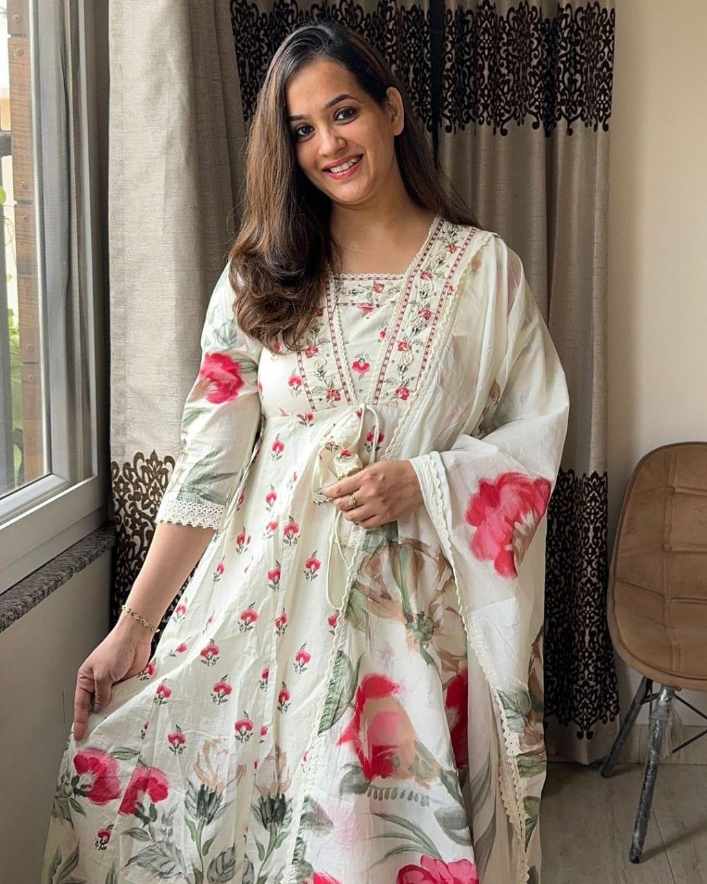 Look straight out of a dreamy movie set as you turn around and walk in this elegant flaired suit ! The perfect of traditional wear(WARED256)
