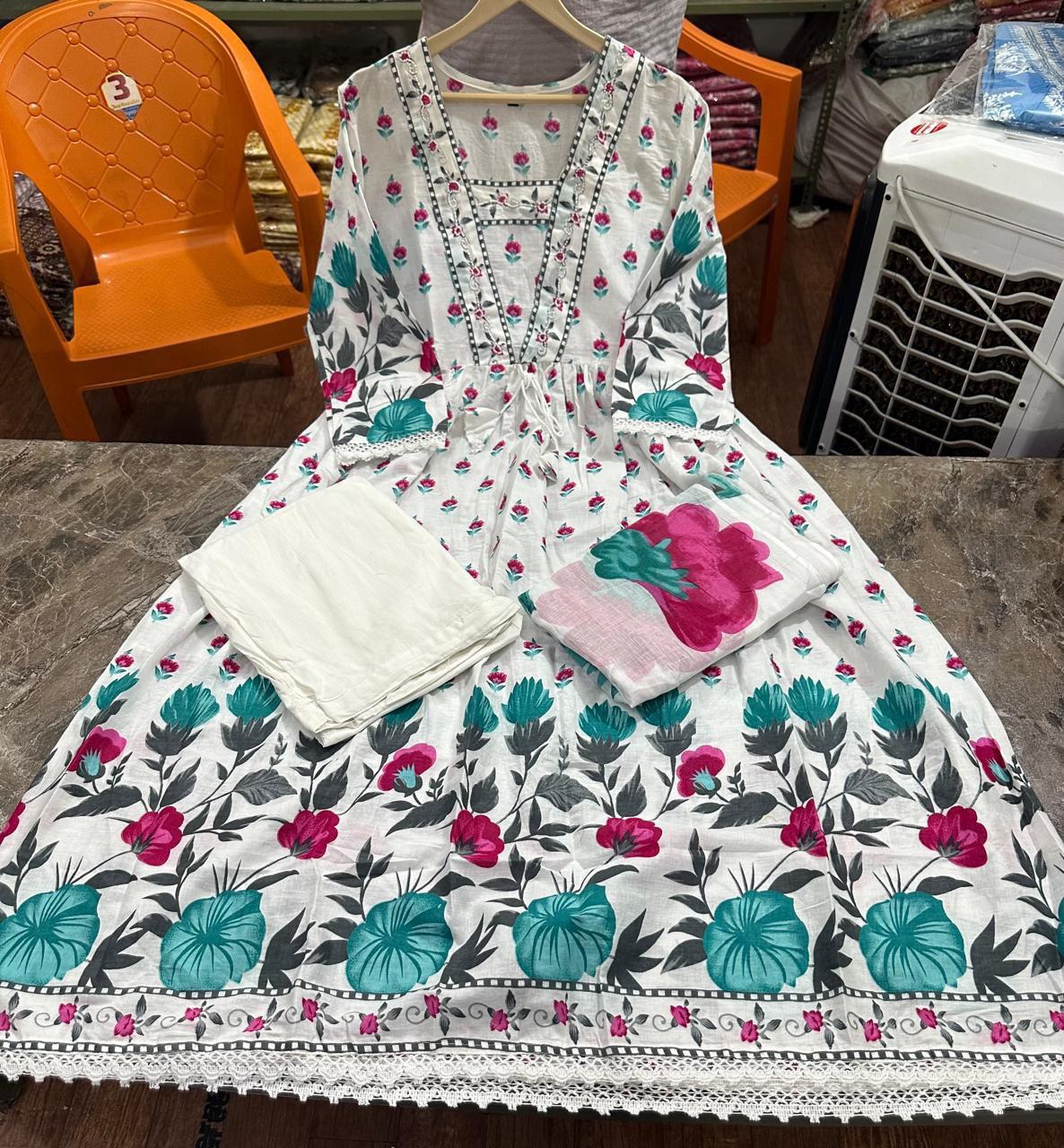 Look straight out of a dreamy movie set as you turn around and walk in this elegant flaired suit ! The perfect of traditional wear(WARED256)