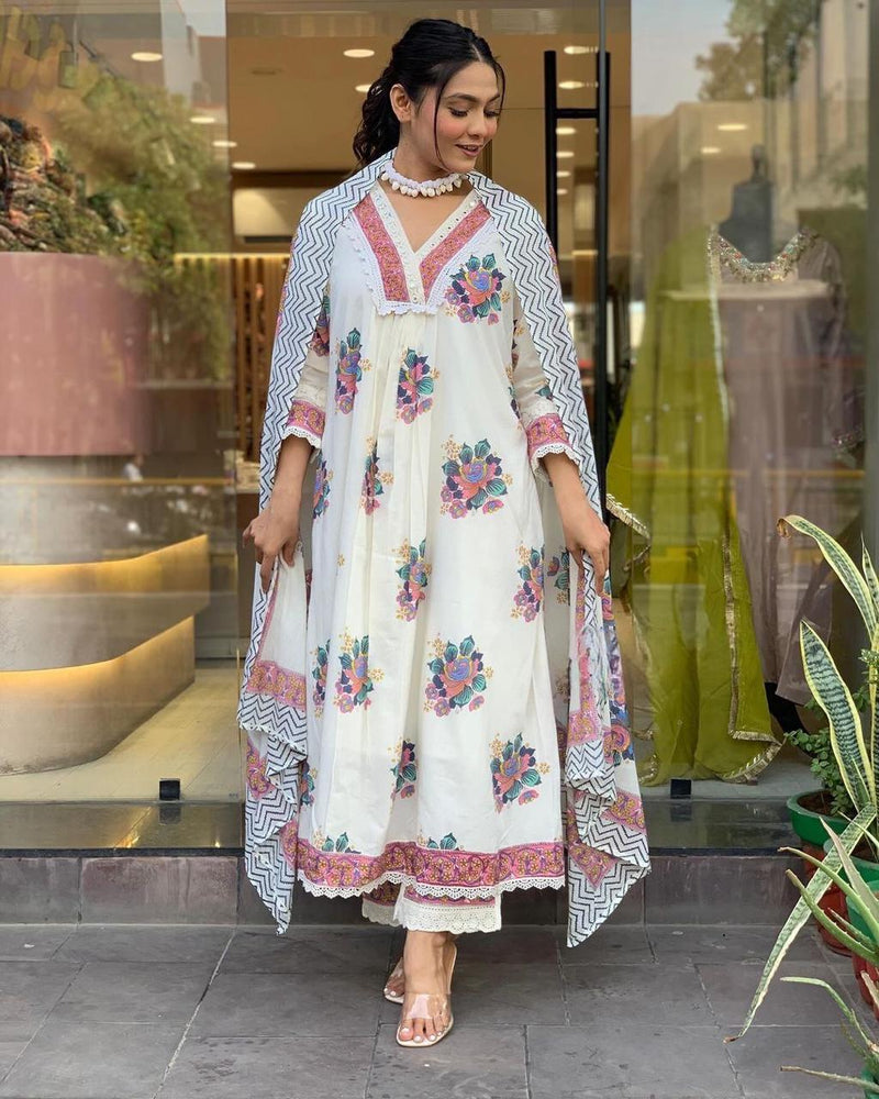 Flaunt the amazing white color of this suit in your upcoming festivities. 🥰The divine and luxurious cotton fabric with digital Print gives it elegant look.