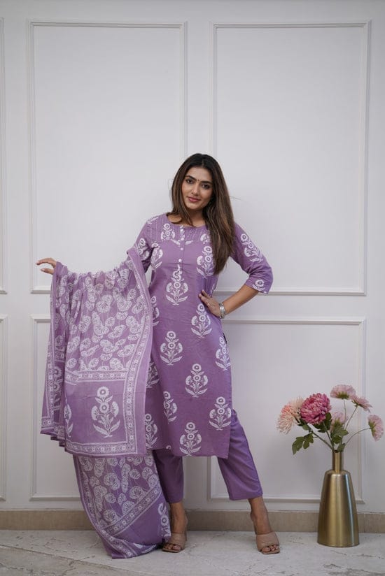 Dress like a ‘day-dream’ in this pretty Rust &nbsp;straight suit set. Featuring flowy pattern kurta with straight pants and matching dupatta, this set is exclusively made with Cottan 60×60 fabric.