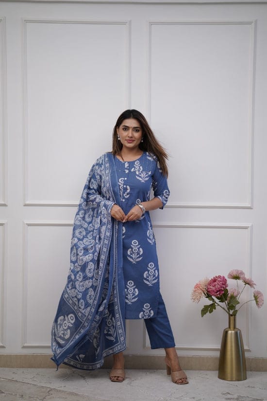 Dress like a ‘day-dream’ in this pretty Rust &nbsp;straight suit set. Featuring flowy pattern kurta with straight pants and matching dupatta, this set is exclusively made with Cottan 60×60 fabric.