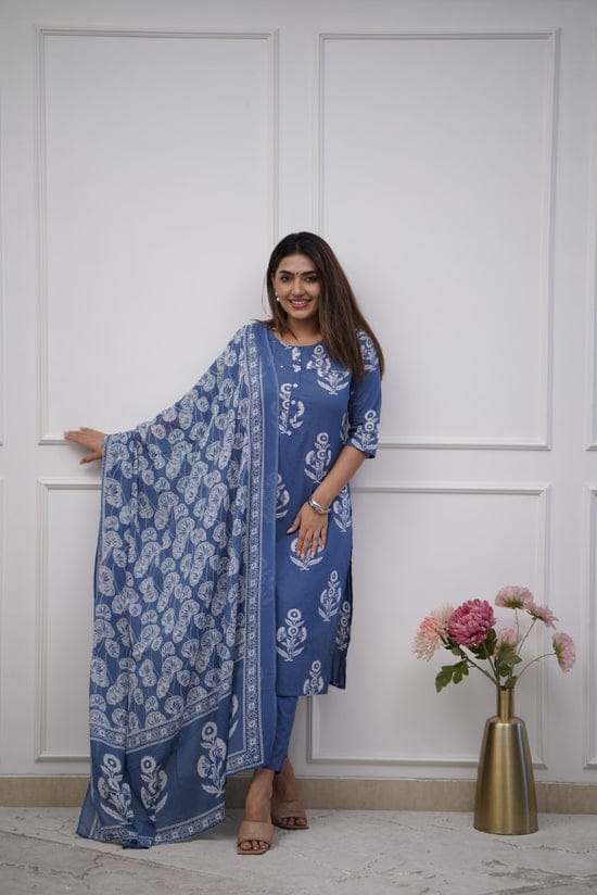 Dress like a ‘day-dream’ in this pretty Rust &nbsp;straight suit set. Featuring flowy pattern kurta with straight pants and matching dupatta, this set is exclusively made with Cottan 60×60 fabric.