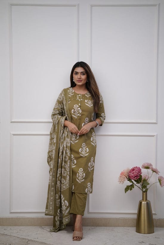 Dress like a ‘day-dream’ in this pretty Rust &nbsp;straight suit set. Featuring flowy pattern kurta with straight pants and matching dupatta, this set is exclusively made with Cottan 60×60 fabric.