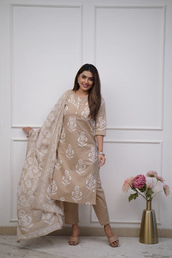 Dress like a ‘day-dream’ in this pretty Rust &nbsp;straight suit set. Featuring flowy pattern kurta with straight pants and matching dupatta, this set is exclusively made with Cottan 60×60 fabric.